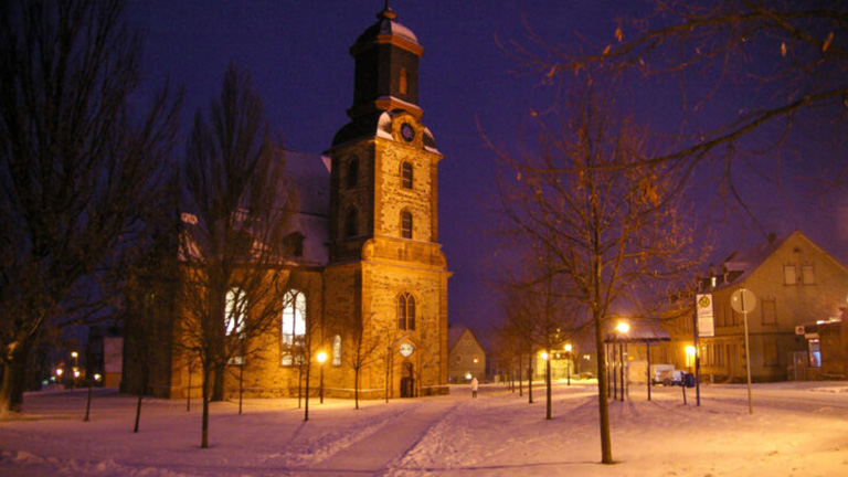 Foto der Kirche bei Schnee